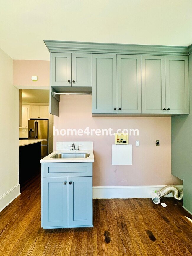 Building Photo - Beautiful, KCMO Home with Historic Charm, Updated Kitchen, Wood Floors and a Fenced Yard!
