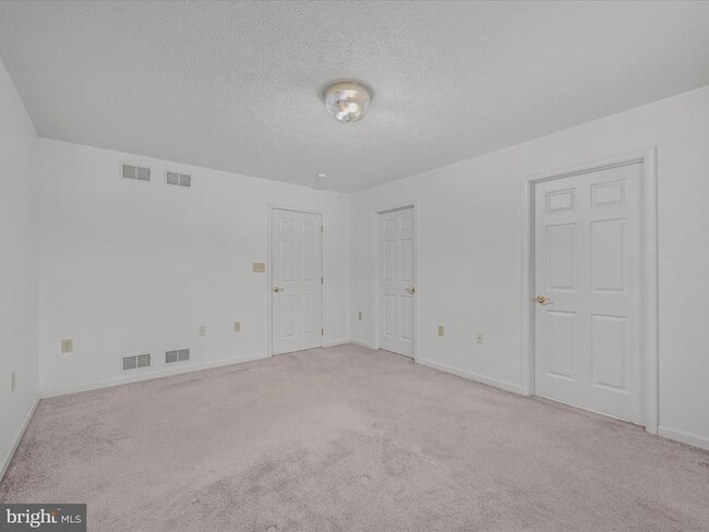 Building Photo - 73 Garden Dr