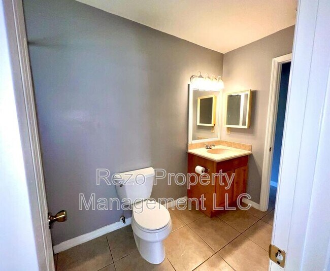 Building Photo - 5005 Lindsay Ct