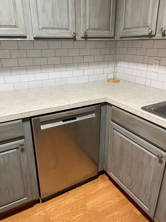 Building Photo - 8 Lancelot Court