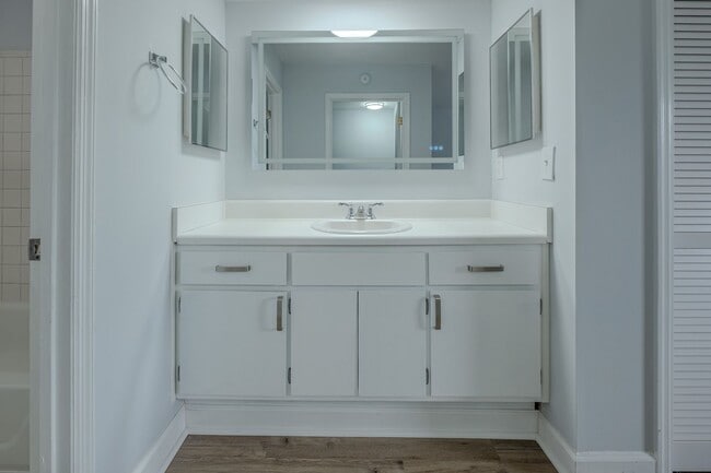 Building Photo - ***HALF OFF 1st Months Rent If Leased by 8/1/2026*** Fully Furnished 2BR/2.5BA Townhome Near UGA ...