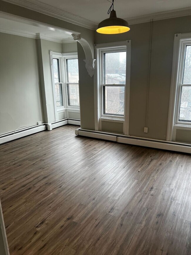 Building Photo - 125 Dove St