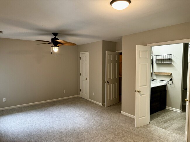 Building Photo - Spacious Townhome with a Private Courtyard in Westbury Park!