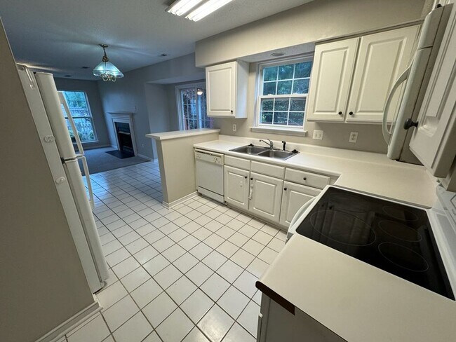 Building Photo - Beautiful two story home in the Ashbrook C...