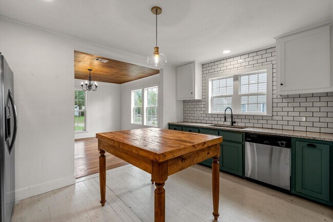 Building Photo - Beautifully Updated 2/2 Cottage - Available now!
