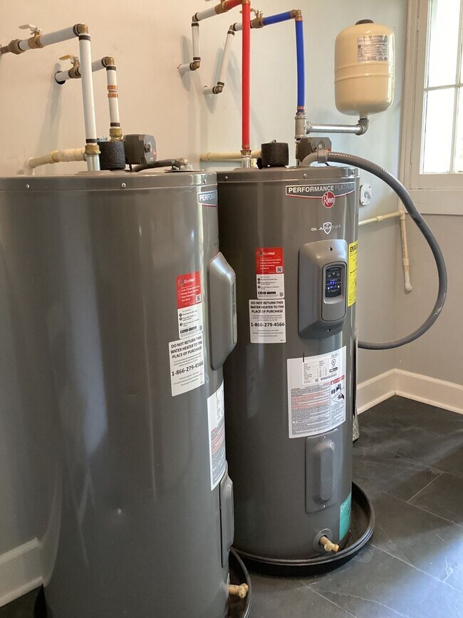 Building Photo - 114 E Jones St