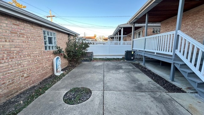 Building Photo - 7532 W Ainslie St