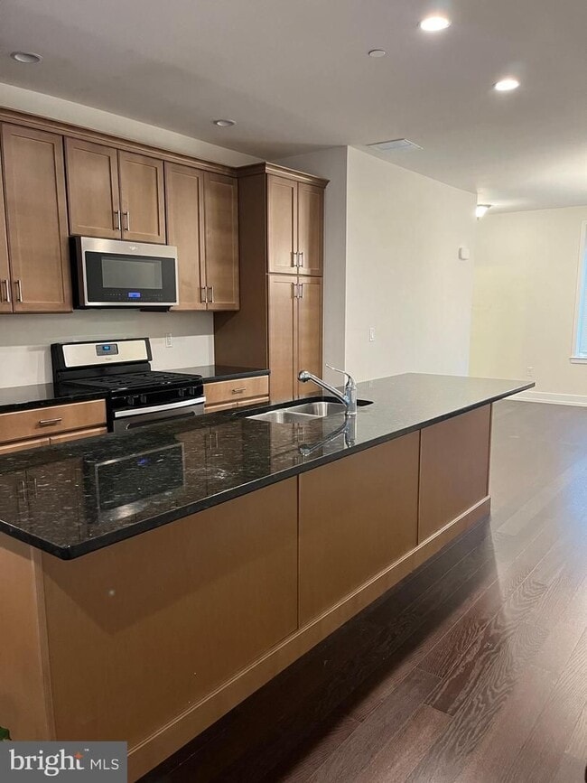 Building Photo - 805 Lakeview Ct