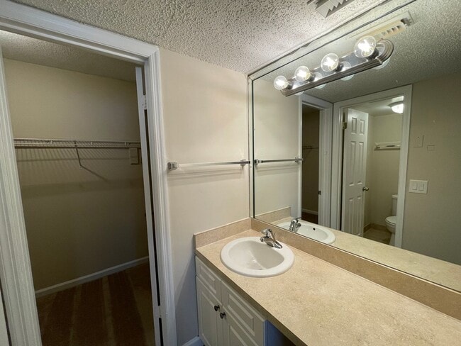 Building Photo - Great Location! 1BR/1BA Carrington Park Co...