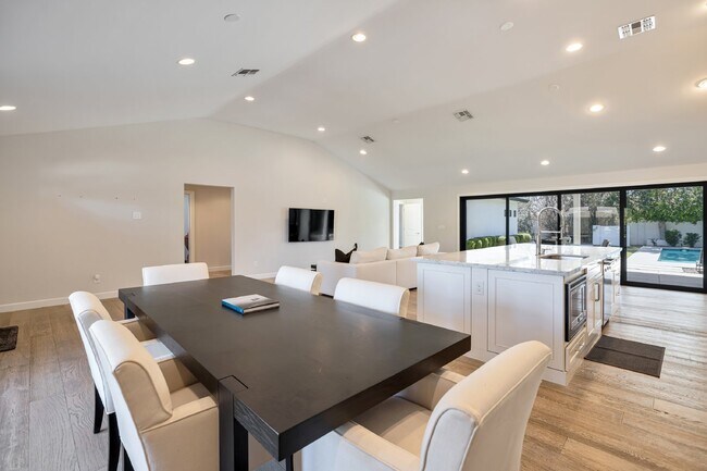 Building Photo - Beautifully furnished Arcadia Lite Rental Home!