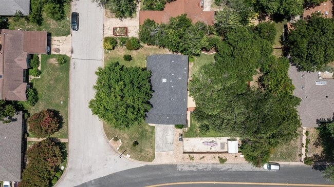 Building Photo - 3112 Val Dr