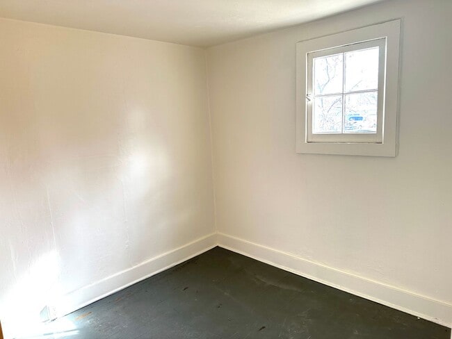 Building Photo - 1-Bedroom Cottage on Bench