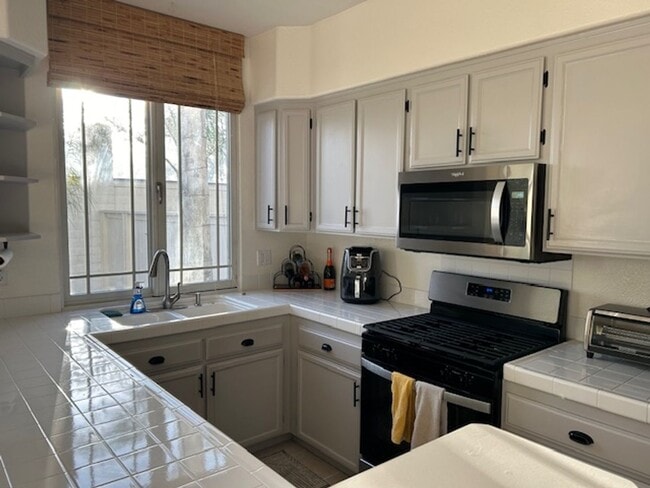 Building Photo - Impressive 2 Bdrm 2.5 Ba townhouse for ren...