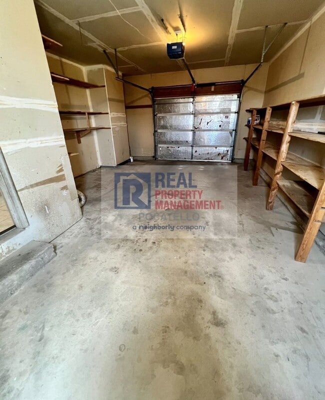 Building Photo - 3 bed 1.5 Bath Duplex - 1 Car Garage