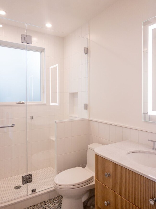 Building Photo - Stunning, Fully Remodeled Jr. 1bd/1ba! Remodeled! Private Deck! Parking! Laundry! PROGRESSIVE!