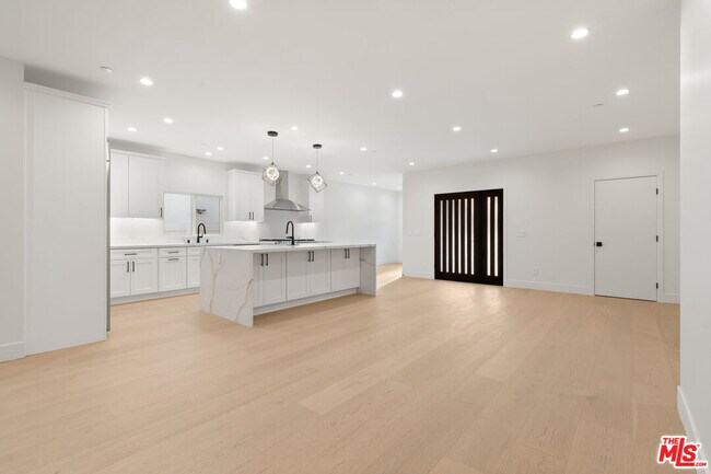 Building Photo - 4824 Saloma Ave