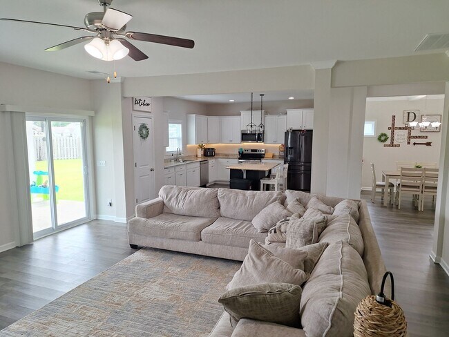 Building Photo - Magnificent Five Bedroom Home in Elgin SC!