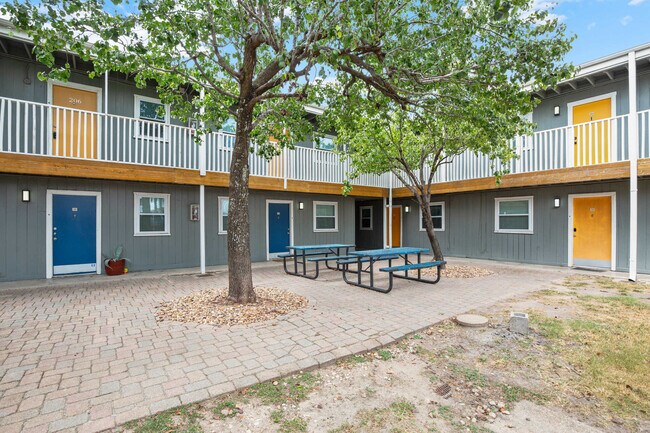 Building Photo - 2401 Manor Rd