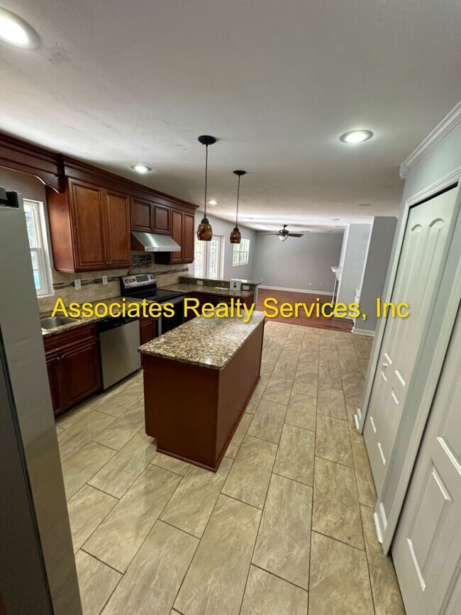 Building Photo - Beautiful Large Home with Screened Pool in Buckingham West!