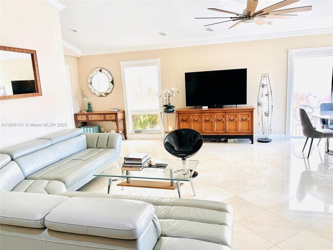 Building Photo - 484 Commodore Cir