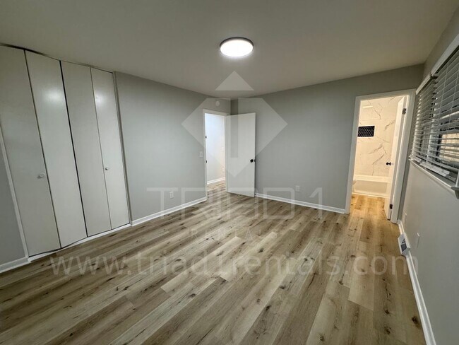 Building Photo - 2205 Hathaway Dr