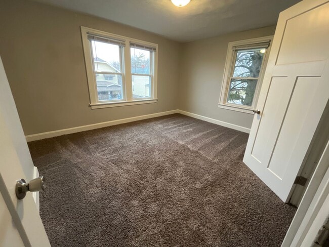 Building Photo - 665-667 Siebert St