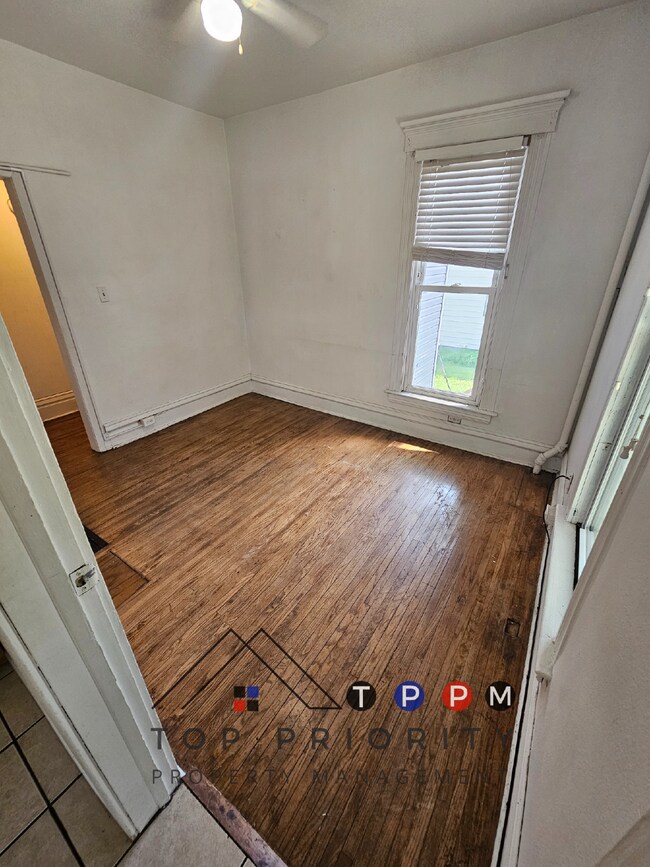 Building Photo - 3 Bedroom | 1.5 Bath Apartment in Cedar Fa...