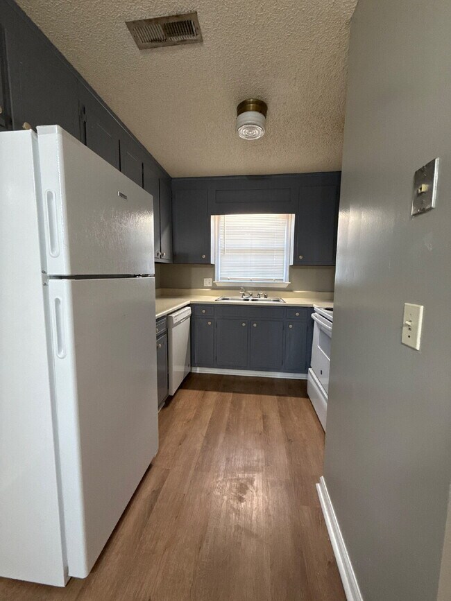 Building Photo - "Spacious 2-Bedroom, 2-Bath Oasis in Prime Huntsville Location!"