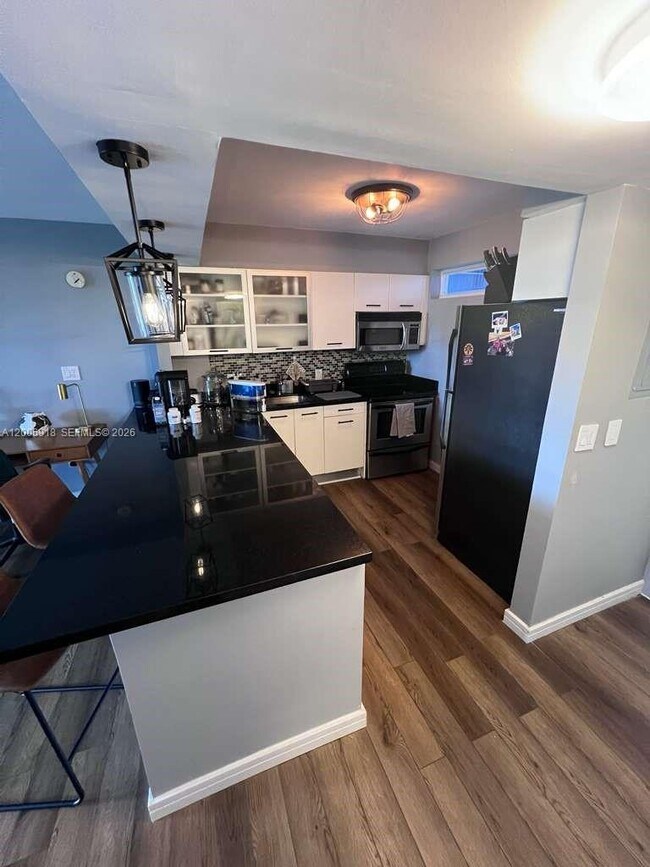 Building Photo - 650 NE 64th St