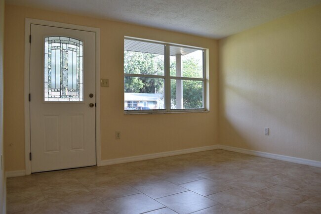 Building Photo - Reduced price! Great Neighborhood!