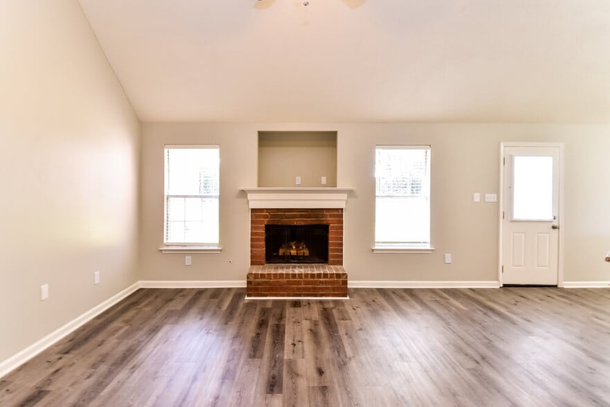 Building Photo - 1261 Thames Dr
