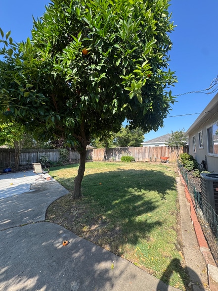 Building Photo - 1430 W Locust St