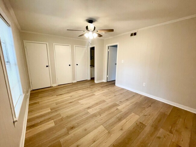 Building Photo - 1 Bed/1 Bath Apartment for Rent in Brandon 042!