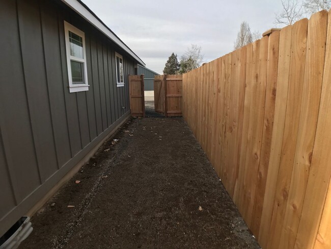 Building Photo - 957 NW Oak Ave