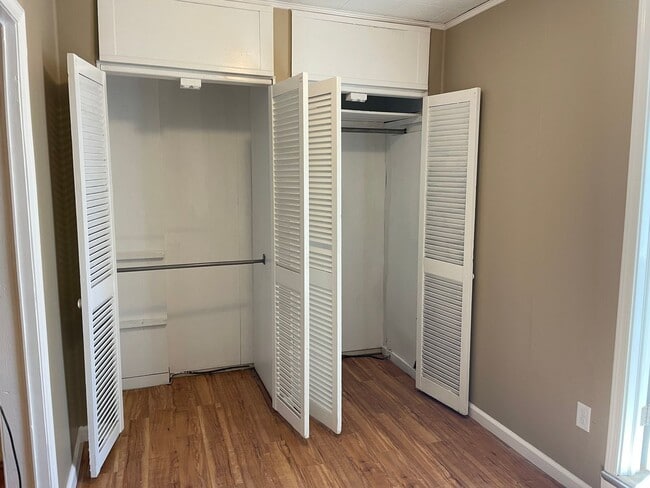 Building Photo - Newly Updated 4 Bedroom 1 Bathroom Townhom...