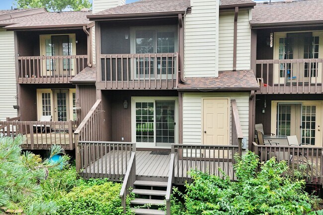 Building Photo - 2 Bed, 2.5 Bath Townhome Available in Simp...