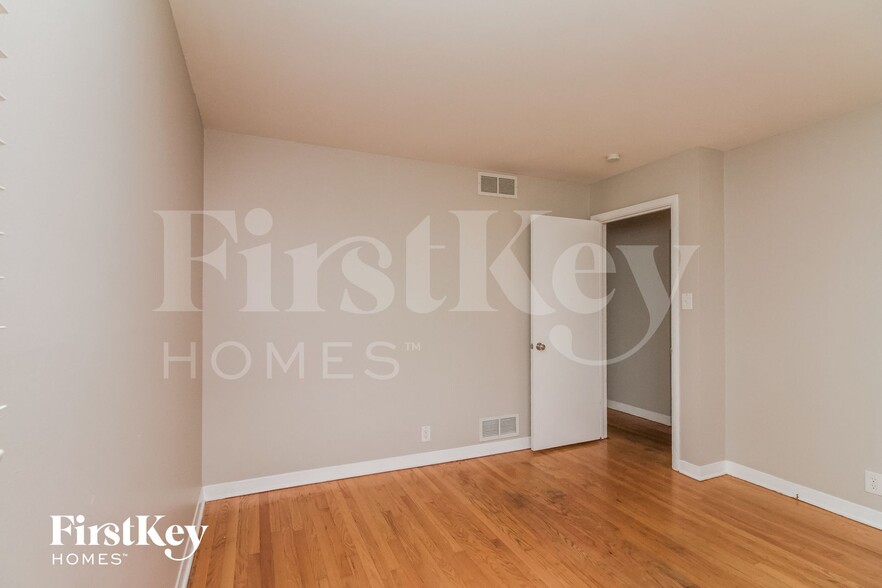 Building Photo - 8840 Sproat Ave