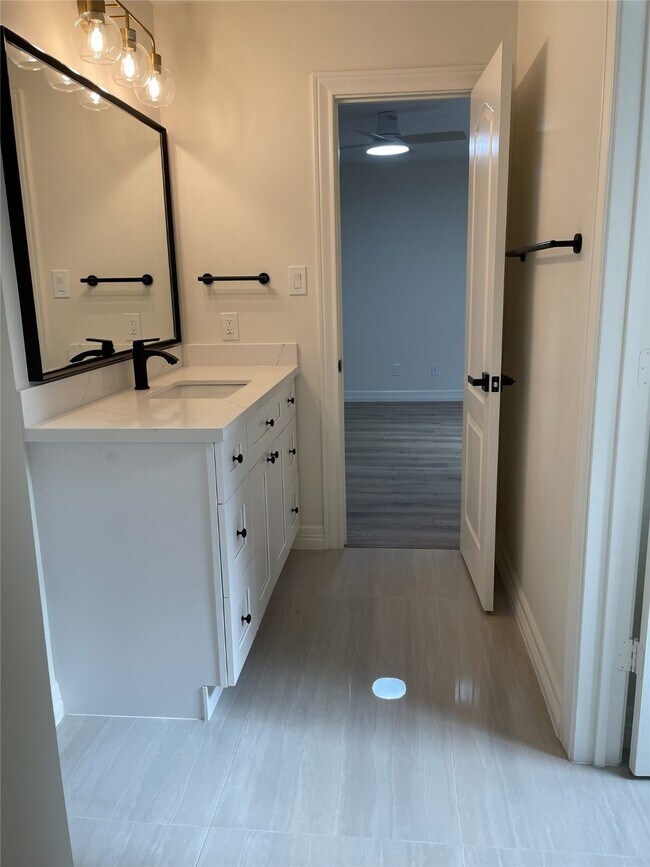 Building Photo - 5622 Lake Pl Dr