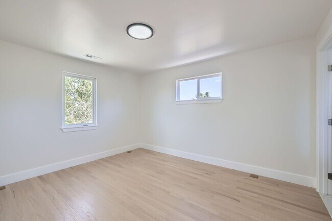 Building Photo - Beautifully Updated Duplex
