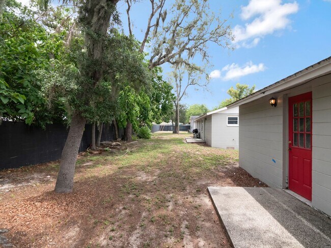 Building Photo - Move-In Ready 1BR/1BA Duplex in Brandon, FL — $1,295/Month, Across from Brandon Mall