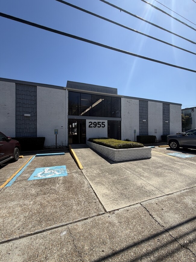 Building Photo - 2955 Ridgelake Dr