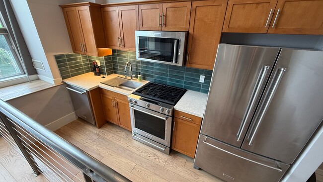 Building Photo - EPIC REA- Amazing SOMA Loft w/View - 1 BR/1.5 BA, Parking, Storage