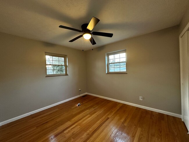 Building Photo - 3 bedroom/1.5 bath brick home for rent in ...