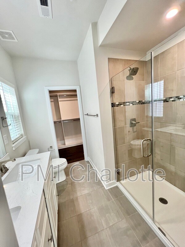 Building Photo - 240 Parkwood Ave