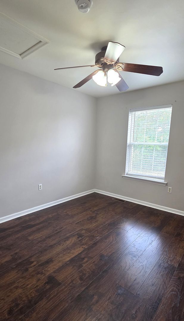 Building Photo - Beautiful 3 bedroom 2.5 bathroom END Unit ...