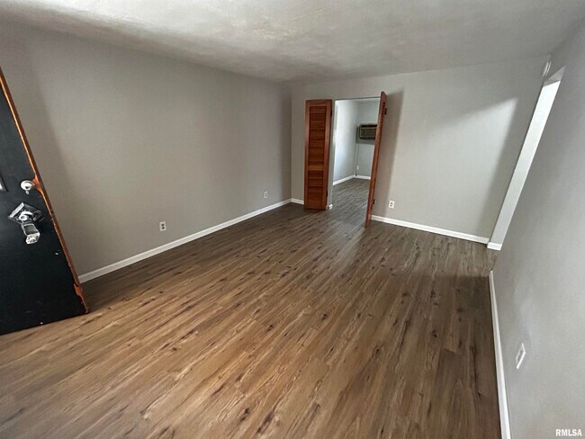 Building Photo - 2613 W Wardcliffe Dr