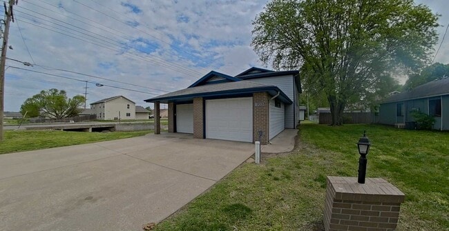 Building Photo - Cozy 2-Bed Home with Attached Garage - Available June 5th!