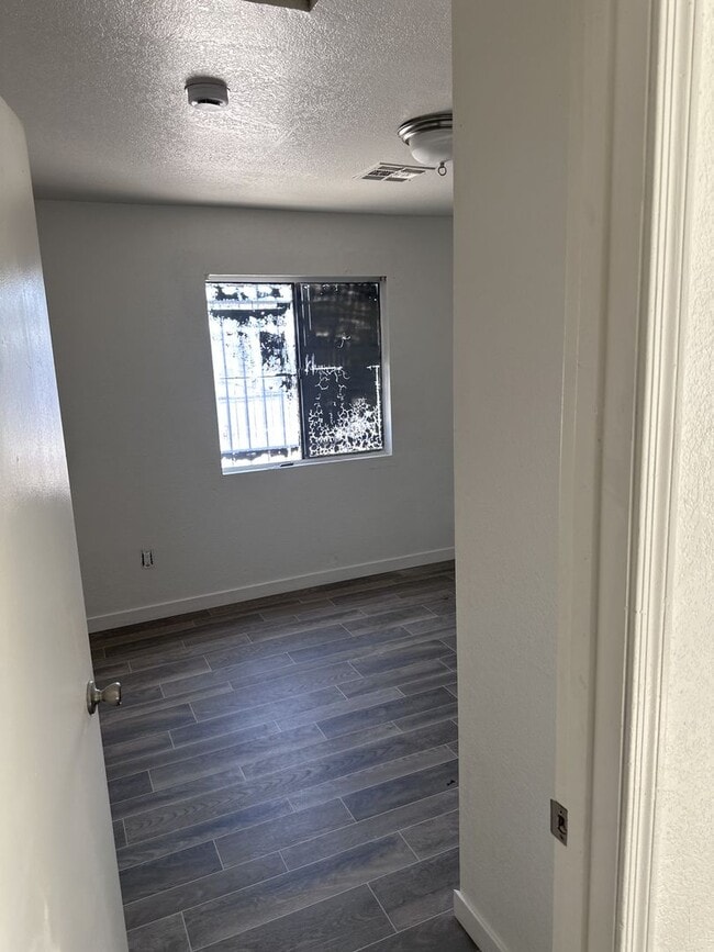 Building Photo - AVAILABLE NOW!!!