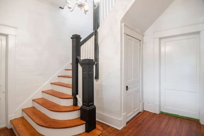 Building Photo - "Historic 2-Bed Apartment with Gleaming Hardwood Floors in Prime Durham Location!"