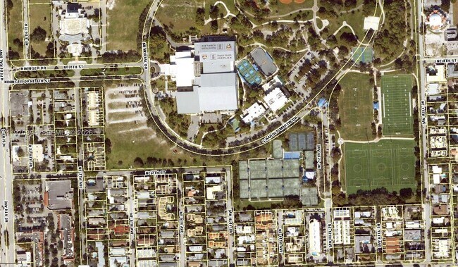 Building Photo - 621 NE 8th Ave